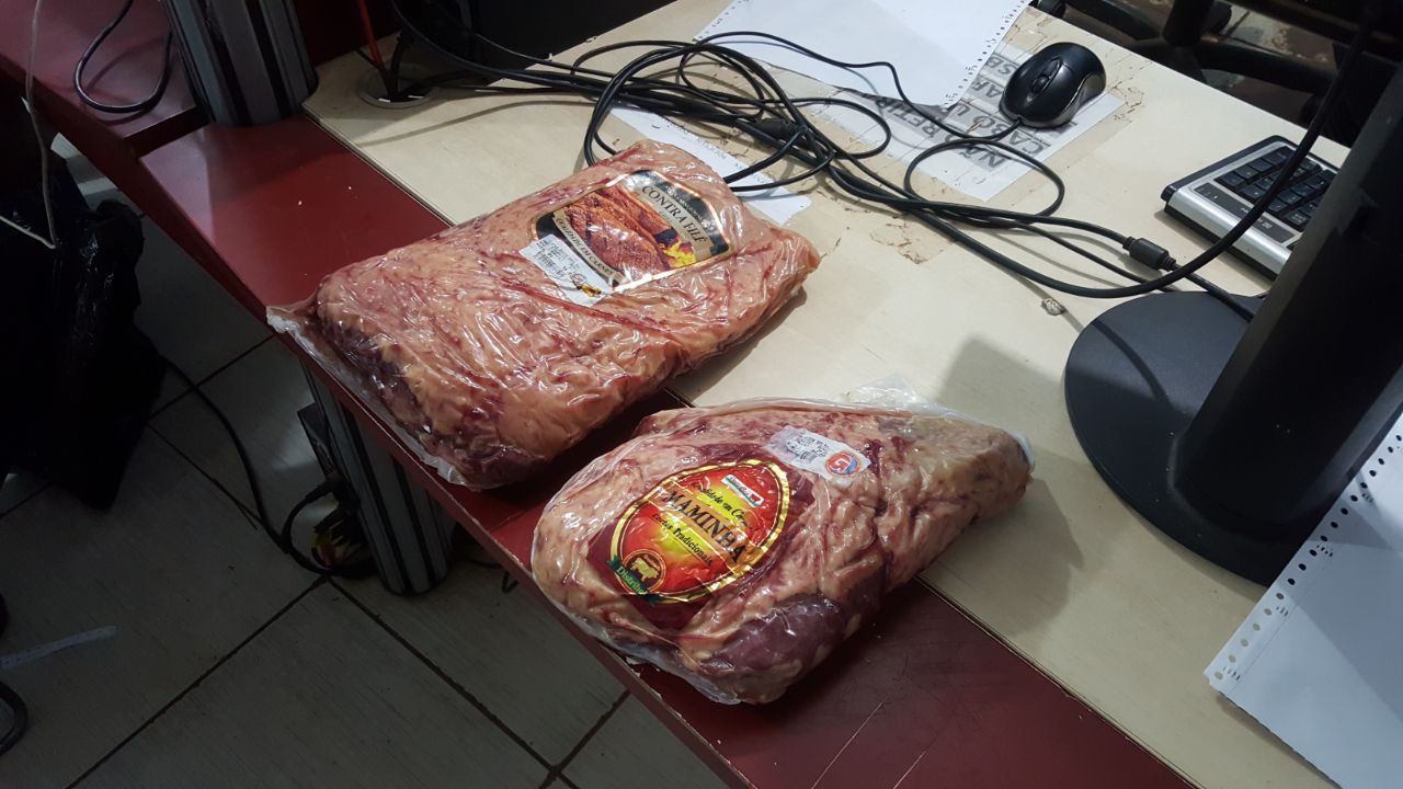 Homem preso furtando peças de filé em supermercado alega necessidade