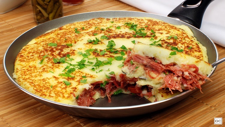 FÁCIL: Escondidinho de carne seca na frigideira é uma boa opção para o almoço