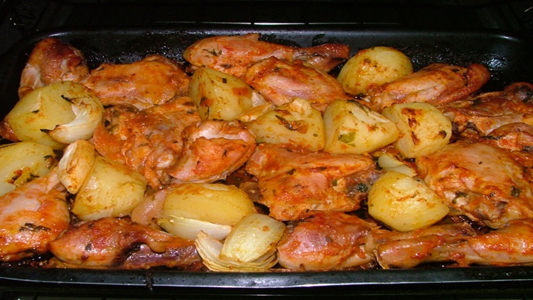 SUCULENTO: Coxa de frango assada com batata para preparar no fim de semana