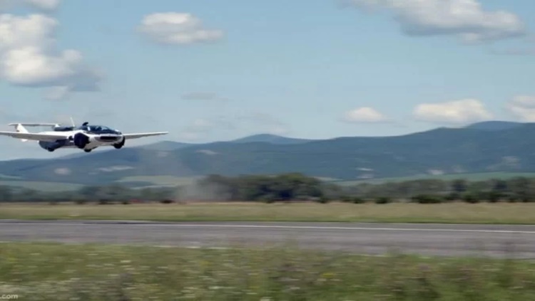 FUTURO: Pela primeira vez, carro voador passa em testes de voo e estrada