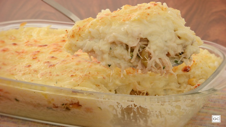 CREMOSO: Arroz de forno com frango para um almoço super prático