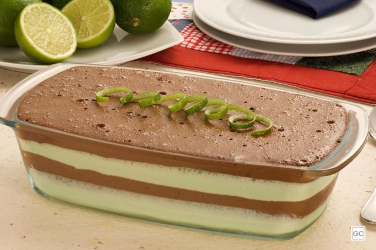 PERFEITO: Mousse de chocolate com limão em camadas para a sobremesa