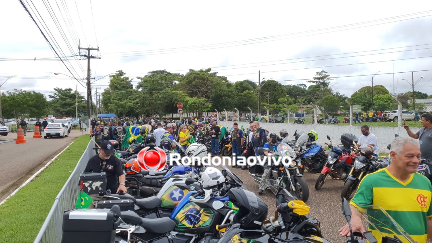 PRESIDENTE EM RO - VÍDEO: Segurança faz revistas em motociclistas concentrados no Espaço Alternativo 