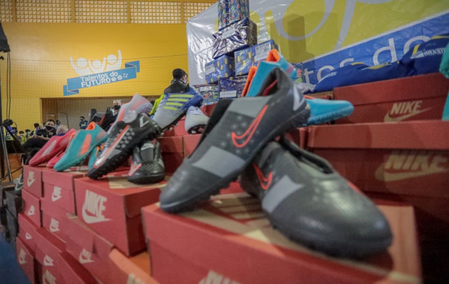 NATAL DAS CHUTEIRAS: Calçados arrecadados em campanha começam a ser distribuídos