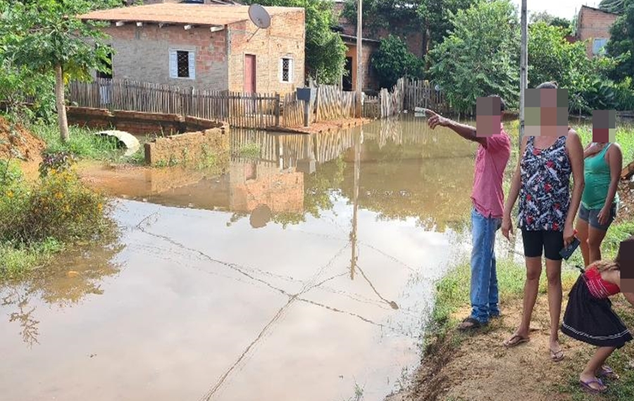 ILHADOS: Moradores sofrem com rua alagada e passam por dificuldades na zona Sul