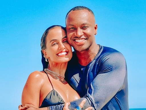 CASAL NOVO: Cantor Thiaguinho assume romance com Carol Peixinho 