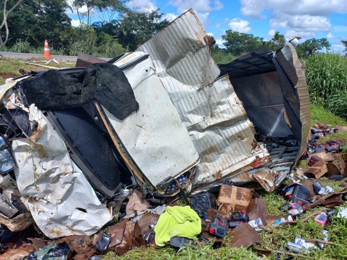 PERDEU O CONTROLE: Caminhão carregado com caixas de óleo capota na BR-364 