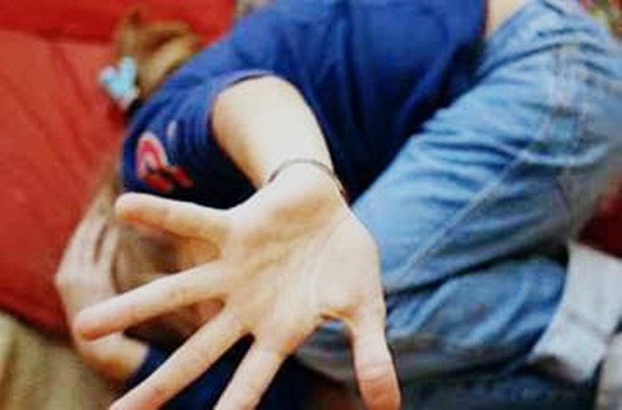 FLAGRADO: Acusado de estuprar enteada de cinco anos foge após agredir esposa