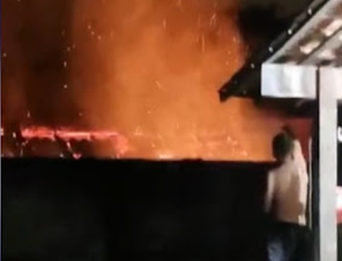 CIÚMES: Mulher descobre que ex-namorado tem 'outra' e coloca fogo na casa dele