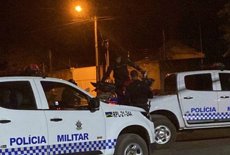 CAIU: Após fuga e queda de moto, homem embriagado luta contra policiais e acaba preso