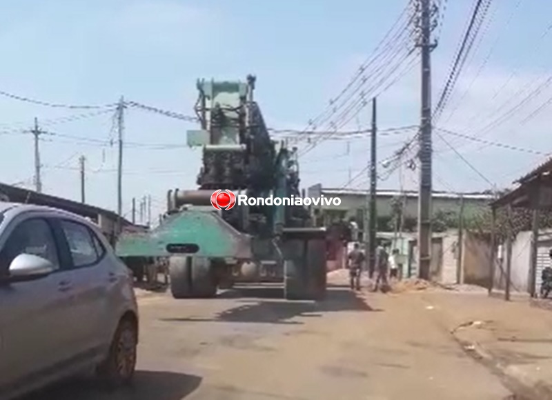 CENA DA CIDADE: Transporte de empilhadeira bloqueia Estrada do Belmont: ‘não dá pra passar’