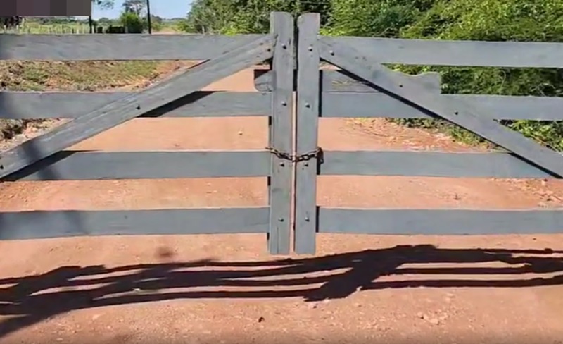 NINGUÉM PASSA: Comunidade denuncia instalação de porteira no meio da Estrada do Areia Branca