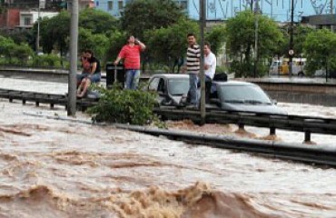 PRIMEIRA MÃO – Férias, hotel e pão duro – Por Sérgio Pires