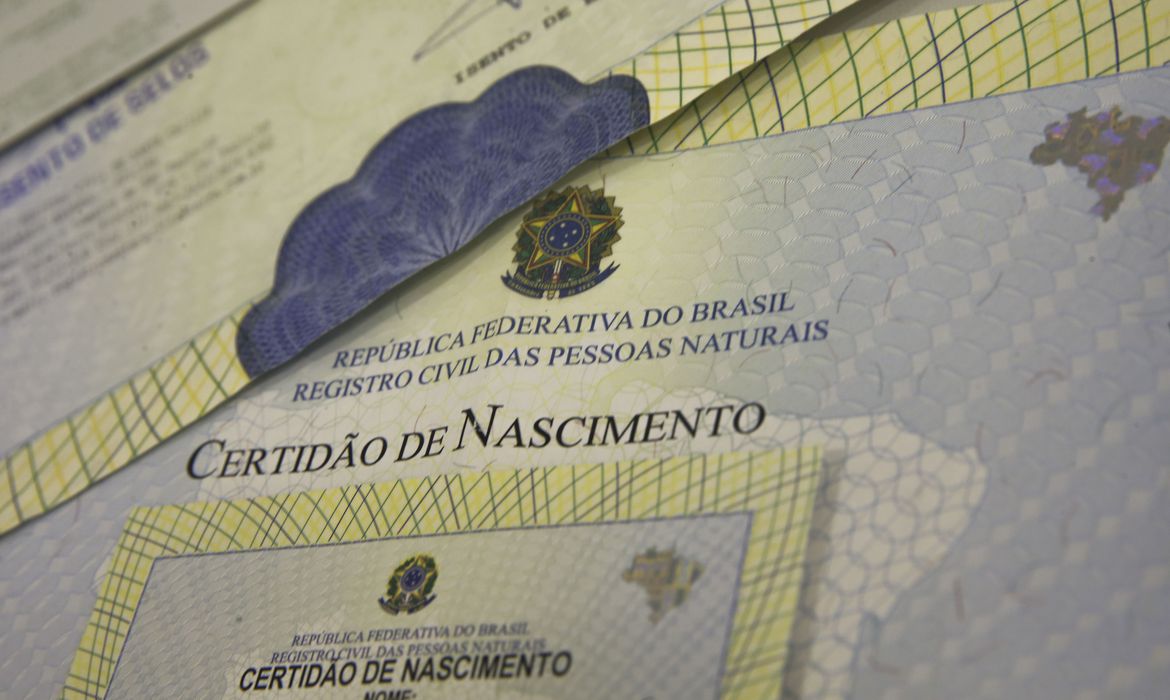 FILHOS: Campanha busca alterar certidões de nascimento com pai ausente