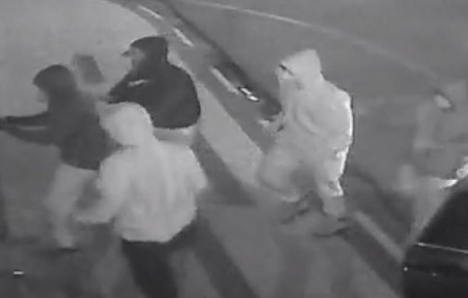 QUADRILHA: Seis bandidos rendem casal que tinha acabado de sair da UPA e roubam até tênis 