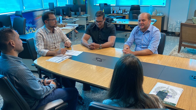 RODOVIAS E PONTES: Cirone Deiró acompanhou assinatura de ordem de serviço para execução de obras