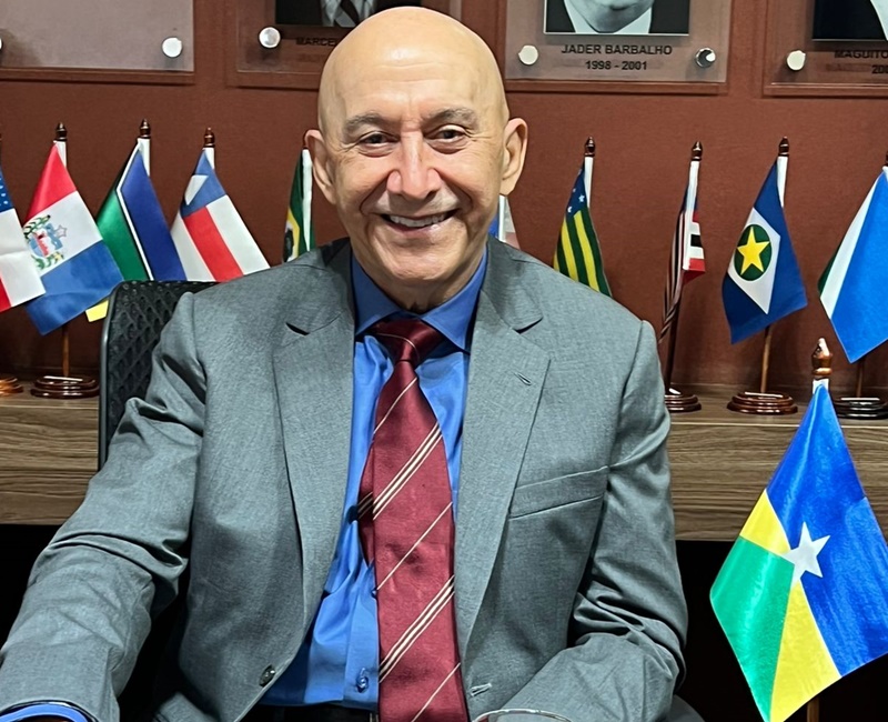 RECONHECIMENTO: Confúcio Moura concorre ao Prêmio Congresso em Foco por dedicação à educação