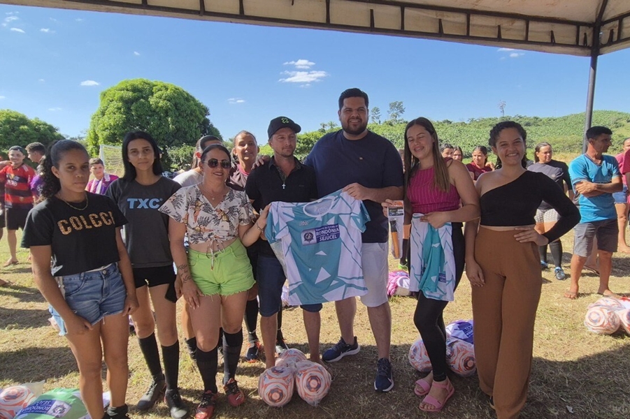 JEAN OLIVEIRA: Deputado entrega kits esportivos durante torneio de futebol Society