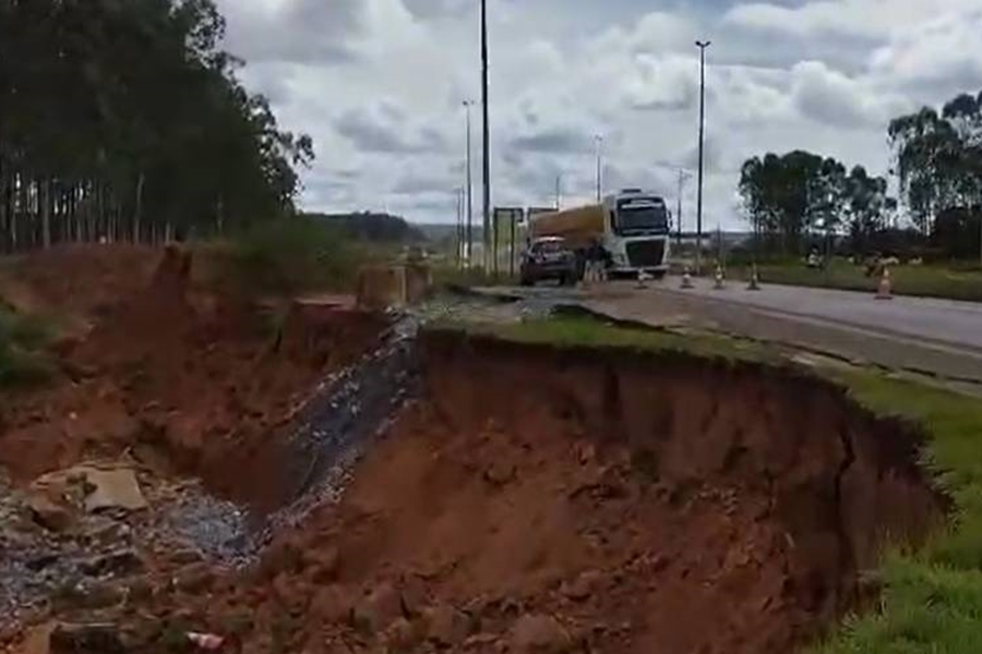 VÍDEO: Cratera que ameaça 'engolir' pista da BR 364 mobiliza PRF e DNIT
