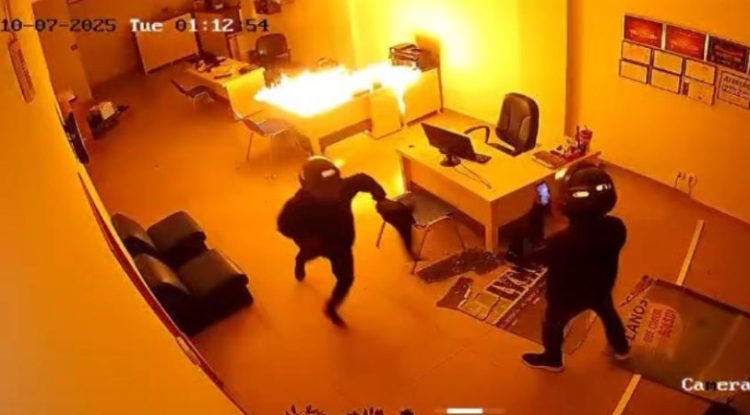 EM JARU: Câmera flagra momento em que homens colocam fogo em provedora de internet 