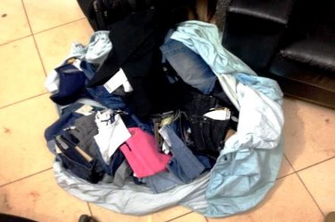 Adolescente é apreendido após furtar quase 60 peças de roupa em butique
