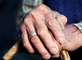 CRUELDADE: Após sofrer AVC, idoso de 80 anos é surrado pelo filho