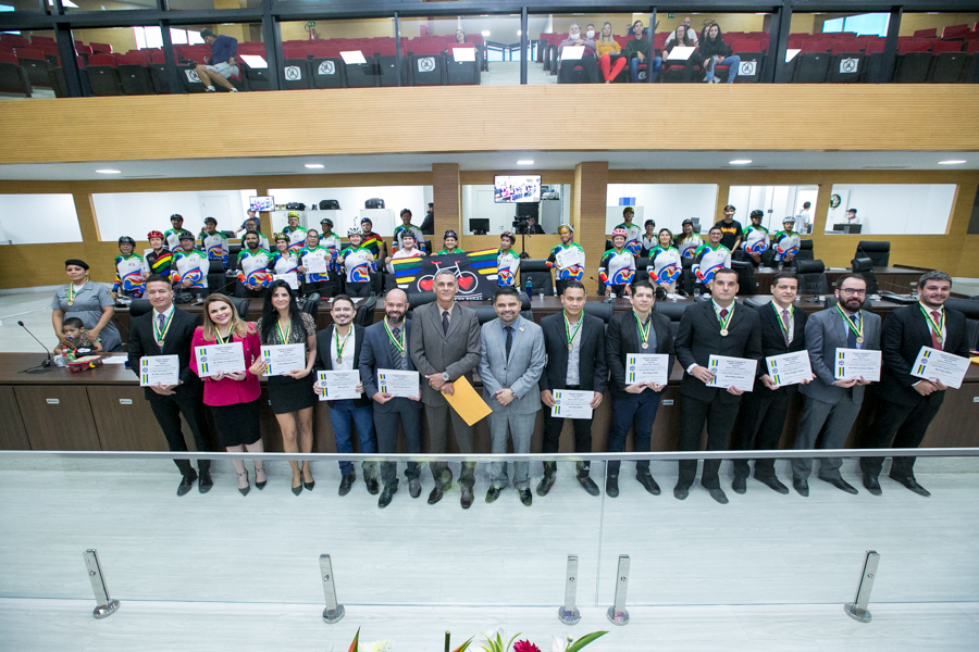 RECONHECIMENTO: Dep. Jesuíno Boabaid homenageia delegados, procuradores, PM e ciclistas