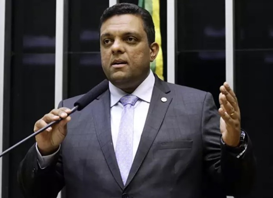 MAL DO POVO: Vice-líder de Bolsonaro na Câmara acusa presidente de 'covardia'