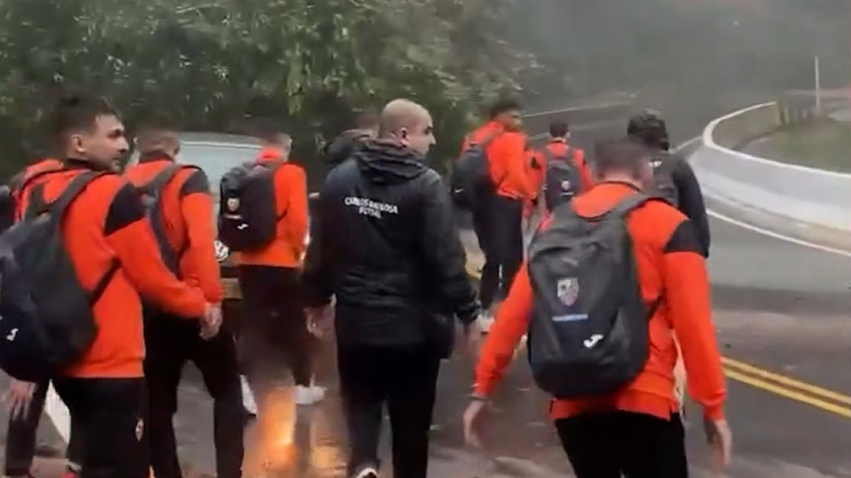 CHUVAS NO RIO GRANDE DO SUL: Delegação de time de Futsal fica preso em enxurrada no RS; Veja o vídeo