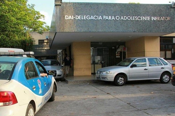 COTIDIANO: Adolescente é apreendida após matar filho de 4 meses em tanque de água