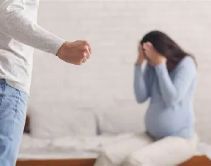 'VOU ATIRAR': Marido tem crise de ciúmes, espanca e ameaça matar grávida de sete meses