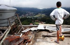 PADRÃO FIFA - Famílias vivem na miséria ao lado da casa da seleção 