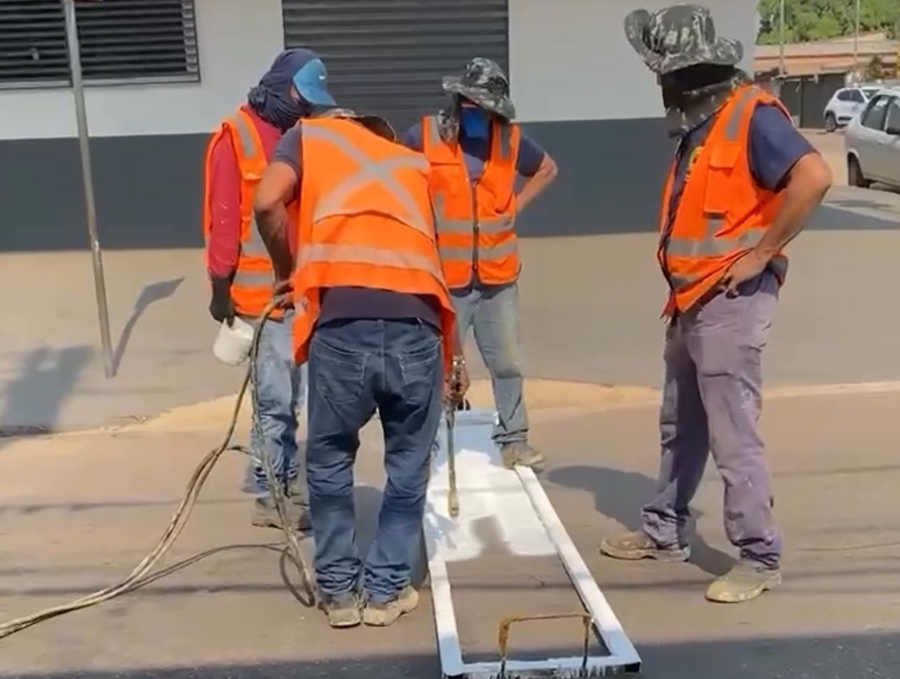 Semtran realiza pintura de sinalização em cruzamento a pedido de vereador