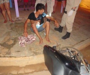 Motorista bate em motoqueiro e foge sem prestar socorro
