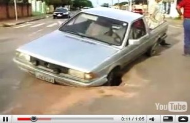 Bueiro sem tampa levanta carro na pista; moradores aproveitam para reclamar – Confira vídeo

