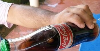 MONTE NEGRO - Homem encontra corpo estranho dentro de garrafa da Coca-Cola