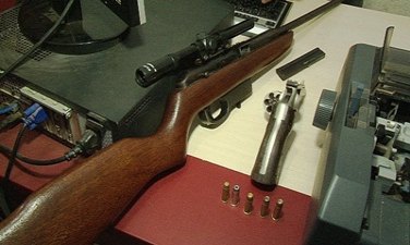 BARBARIZANDO - Bandidos invadem residência, ameaçam família e são presos durante fuga - FOTOS
