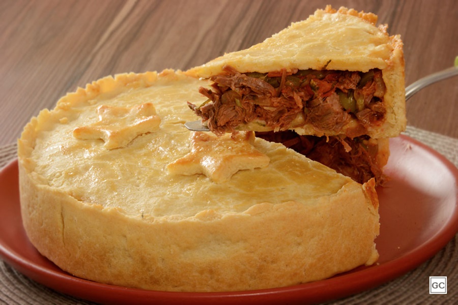 RECEITA: Aprenda a fazer um saboroso empadão de carne louca cremoso