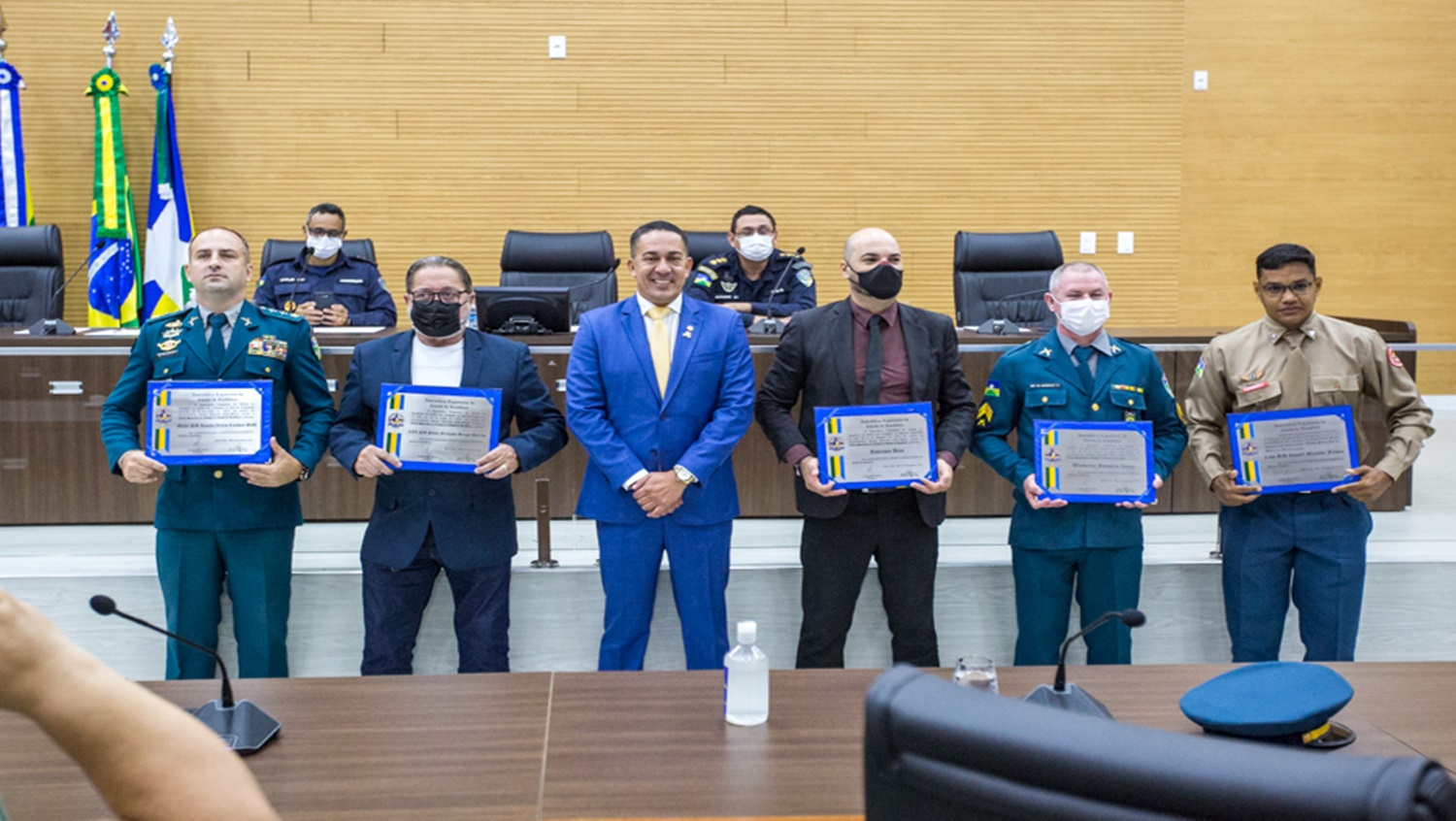 TÍTULOS: Solenidade presidida por Eyder Brasil homenageia militares e Sec. da Casa Civil