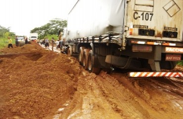 BR 425 tem trânsito precário sobre bueiro reparado paliativamente