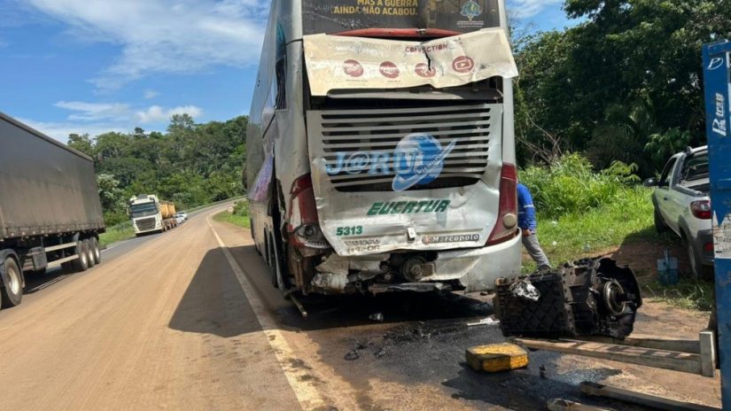 CURVA DA MORTE: Ônibus com 28 passageiros é atingido por caminhão na BR-364