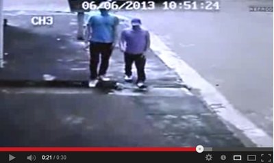 TRÁGICO - Idoso é baleado dentro de casa durante assalto; câmeras registraram assaltantes - VÍDEOS