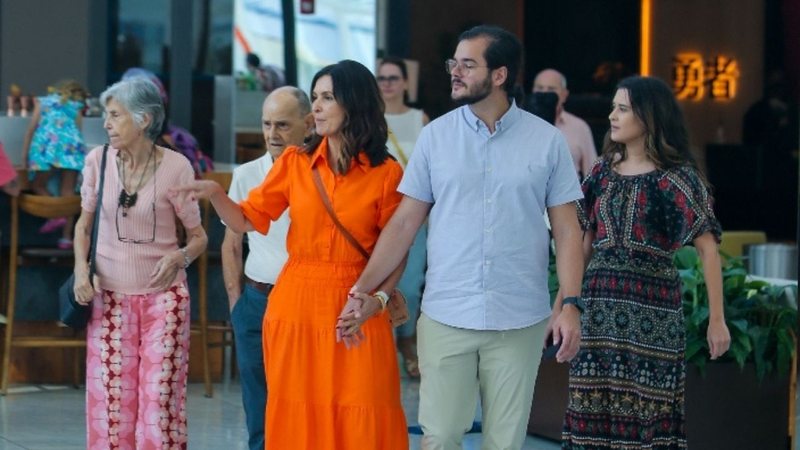 Fátima Bernardes curte dia no shopping ao lado de Túlio Gadêlha e família