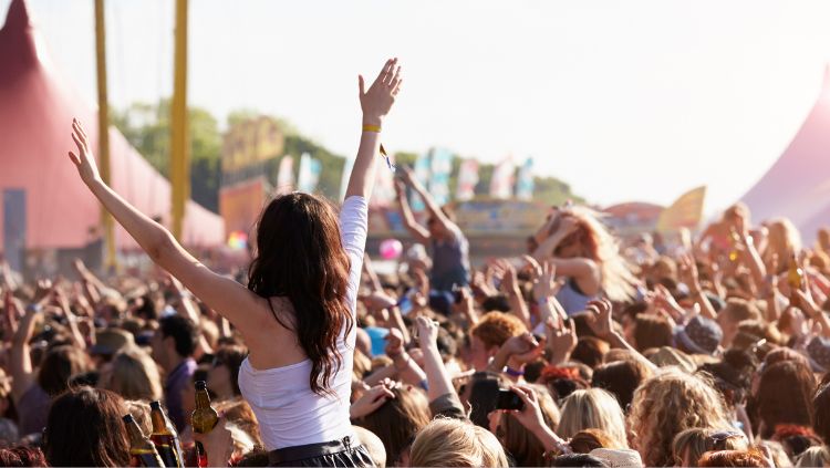 ESTUDO:  65,6% dos artistas que se apresentam nos festivais de música são homens cis 