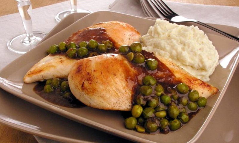 RECEITA: Aprenda a fazer peito de frango com molho de cerveja e ervilha