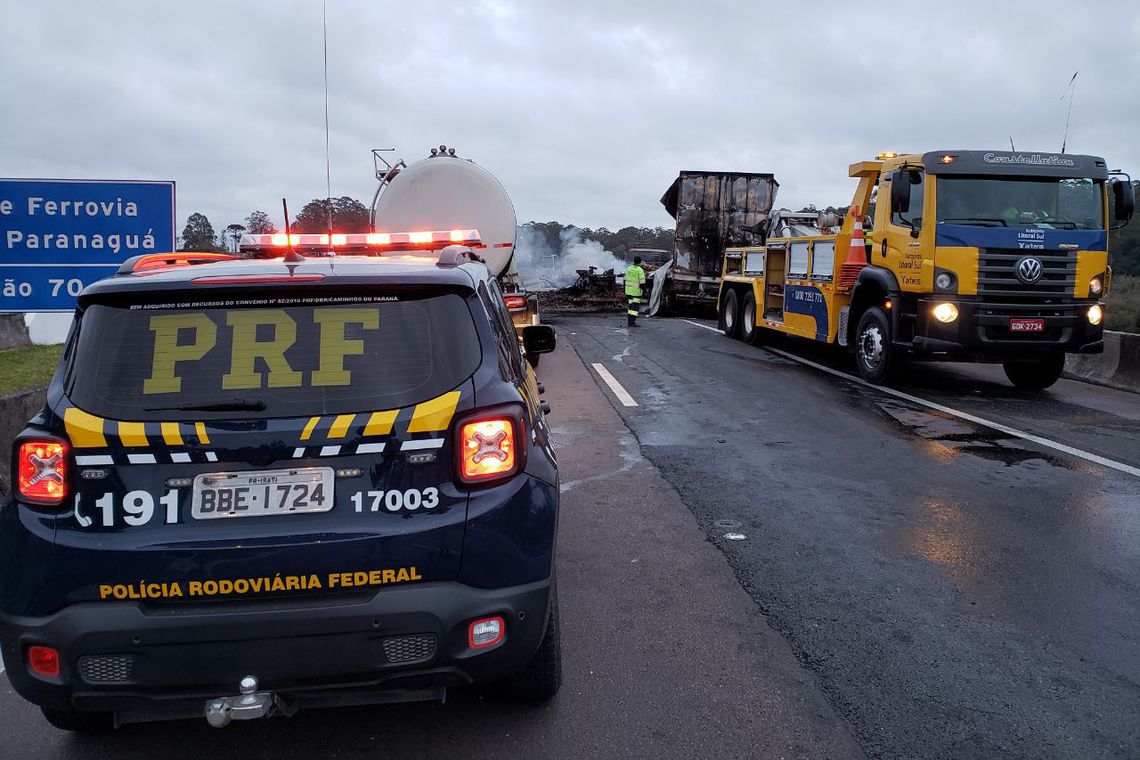 CONFUSÃO: Presos em fuga incendeiam caminhões e interditam rodovia BR-116