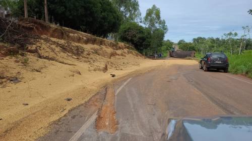 ACIDENTE: Composição de carreta tomba em rodovia que liga Corumbiara a Cerejeiras