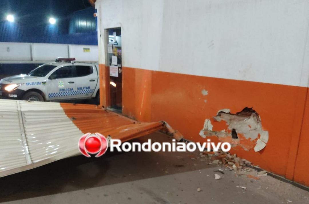 SEM CONTROLE: Mulher embriagada invade loja com carro e provoca destruição
