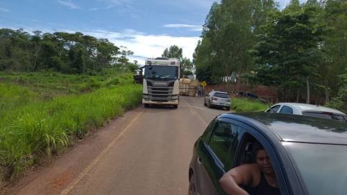 ACIDENTE: Composição de carreta tomba em rodovia que liga Corumbiara a Cerejeiras