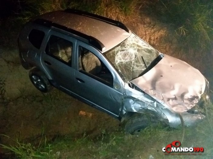 ACIDENTE: Veículo capota após motorista perder o controle da direção